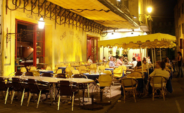 Столики ресторана на улице